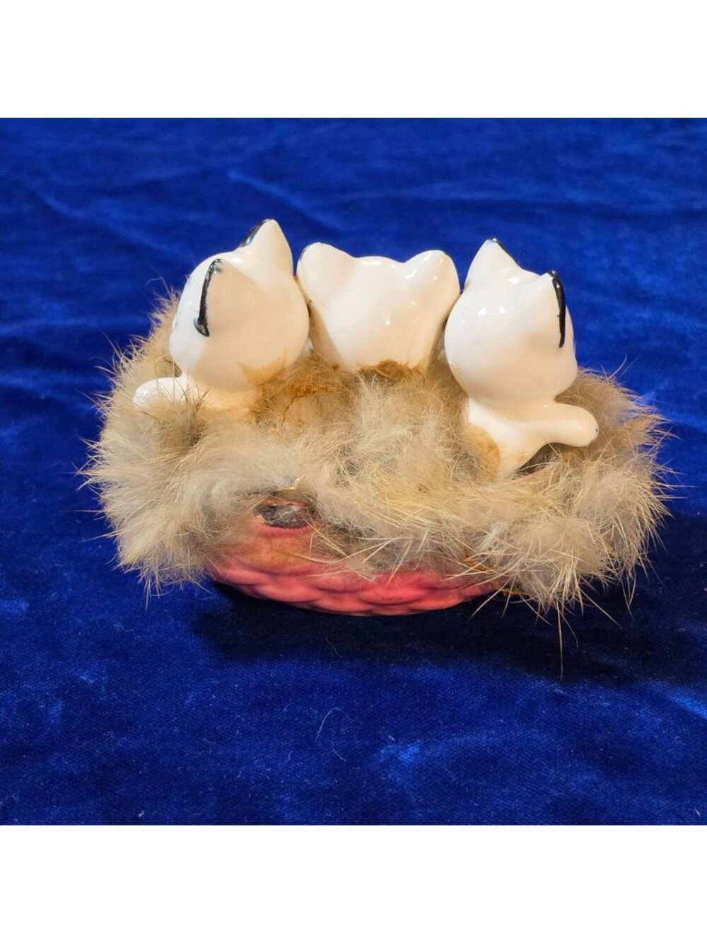 VTG 1950s Kitschy Ceramic 3 Kittens in Pink Basket Figurine Real Rabbit Fur Japa - Picture 8 of 13